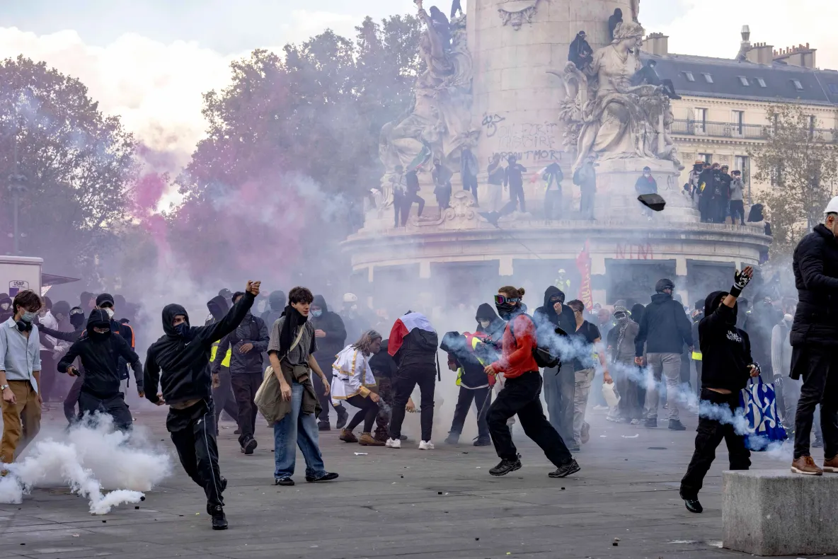 Franța introduce restricții de circulație în urma protestelor din țară! Premierul nu exclude starea de urgență