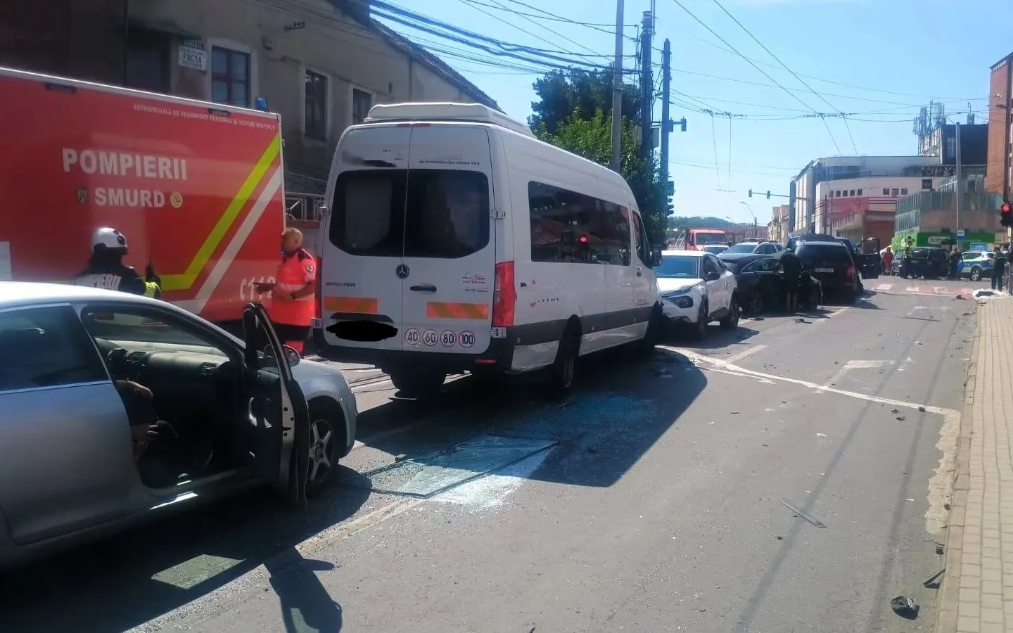 Dezastru provocat de un șofer de autobuz băut în Mediaș. Avea 1,26 mg/l alcool și a lovit 12 mașini: 22 de persoane au fost implicate