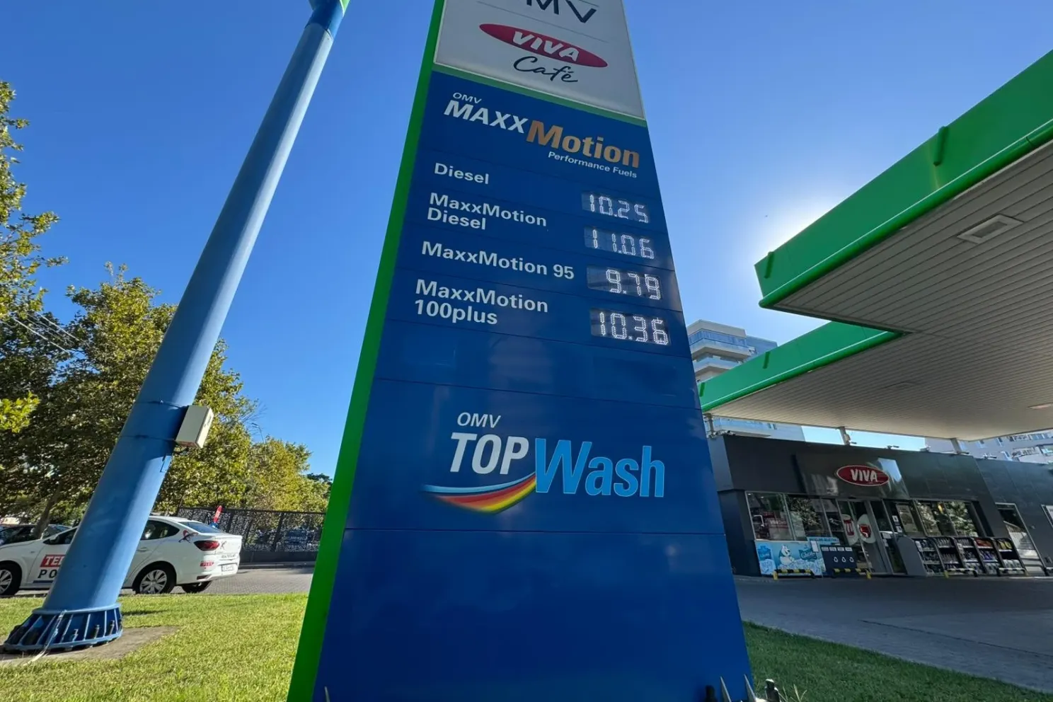 Benzina a trecut de 10 lei, motorina se apropie de 11 lei. Economiștii avertizează asupra efectelor în economie