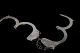 Un tânăr de 20 de ani a fost reţinut pentru 24 de ore după ce a înjunghiat cu un cuţit doi bărbaţi