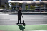 Adolescent de 15 ani din Cluj, prins pe o trotinetă pentru care avea nevoie de permis. Tătăl e cercetat de poliție