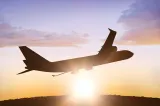 Aterizare de urgență la Washington. Avionul în care se afla secretarul pentru Securitate Internă al SUA a pierdut un motor în zbor - VIDEO