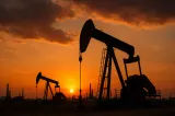Petrolul s-a ieftinit cu aproape 3% după noile sancțiuni ale SUA împotriva Iranului