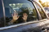 Un român din Italia este acuzat că și-a lăsat fetița în mașină pentru a merge la piață
