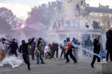 Franța introduce restricții de circulație în urma protestelor din țară! Premierul nu exclude starea de urgență