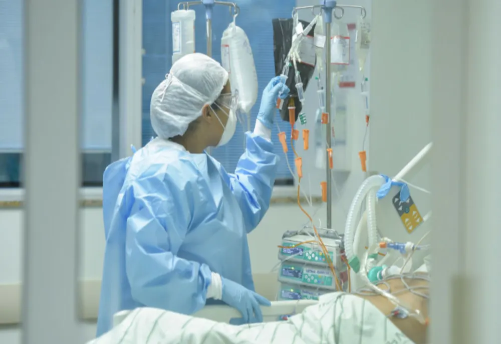 Cine decontează spitalizarea bolnavilor de Covid FĂRĂ asigurare medicală. Costurile, URIAȘE