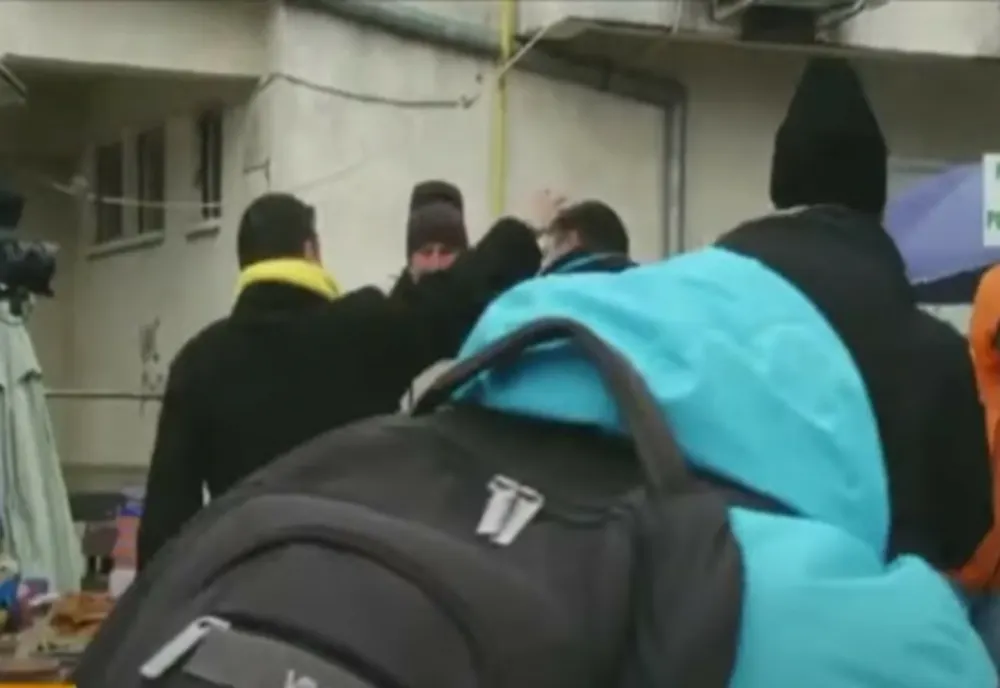 George Simion și cameramanul său, agresivi cu două persoane întâlnite într-o piață din Botoșani