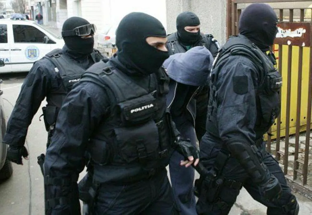 Tinere racolate prin metoda “loverboy”. 6 bărbaţi au fost arestaţi preventiv într-un dosar de trafic de persoane