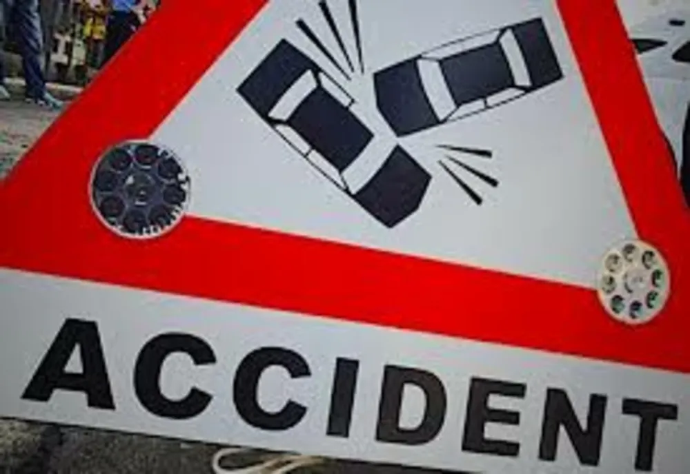 Accident între un microbuz şcolar şi o maşină de transport pâine. Ambele autovehicule s-au răsturnat