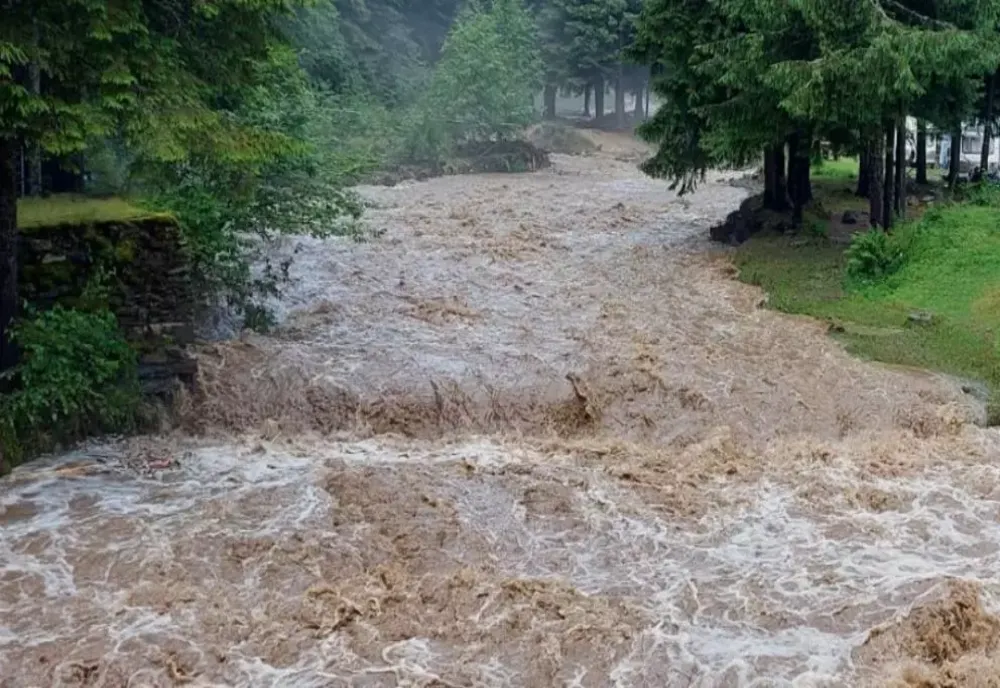 Alertă de Cod portocaliu de inundaţii pe râuri din 7 judeţe. Zonele vizate de viituri