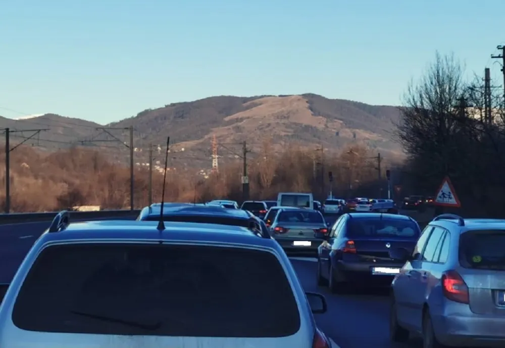 Aglomeraţie pe DN 1 Ploieşti - Braşov; se va circula îngreunat, în coloană