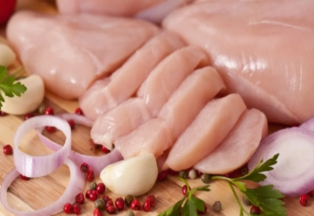 Carnea de pui din supermarketuri, contaminată cu o bacterie mortală