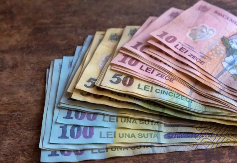 Salariul mediu net a scăzut în aprilie 2026 față de martie. Domeniile în care angajații primesc cele mai mari salarii