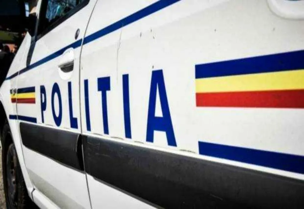 2 polițiști sar în apele reci ale Jiului pentru a salva o femeie care a căzut cu mașina în râu VIDEO