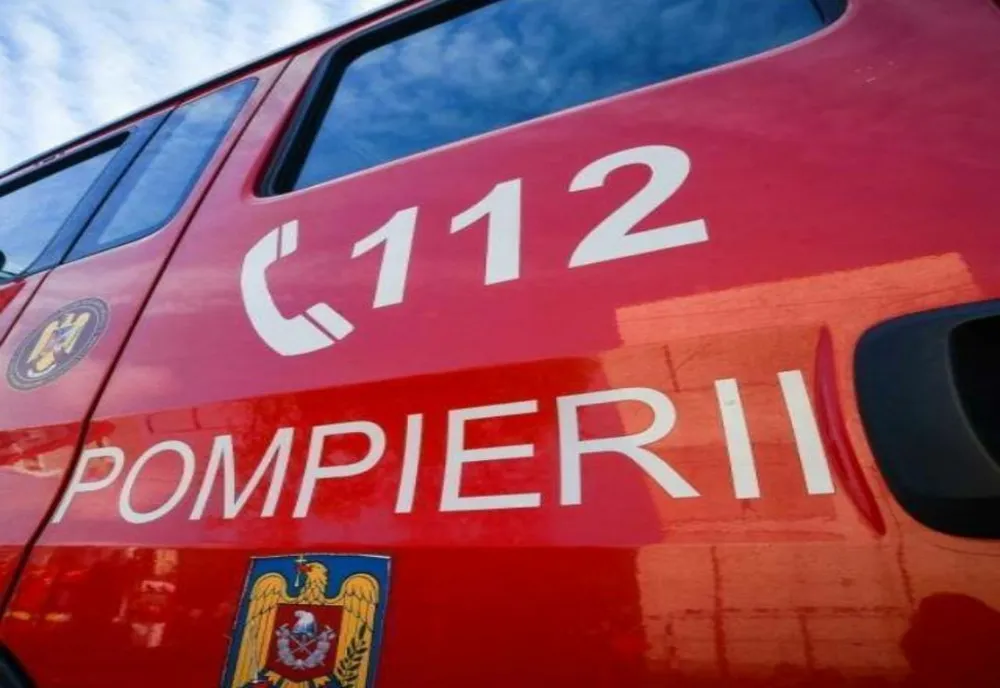 Incendiu într-un apartament din Vâlcea. Un bărbat a murit, iar o femeie a fost evacuată de pompieri