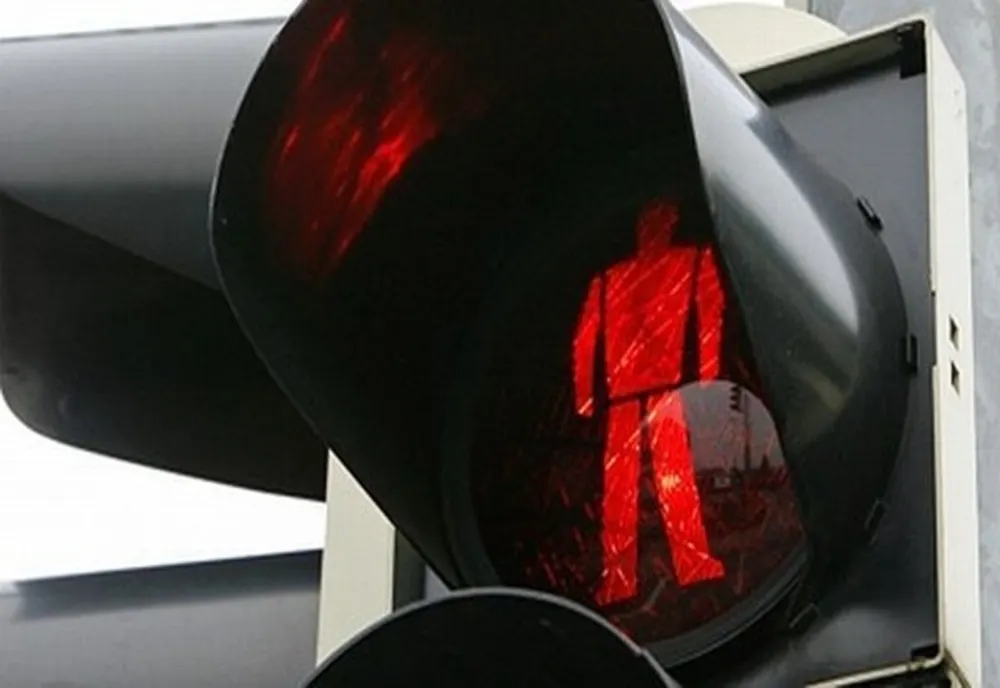 Traficul din Bacău se schimbă. Au fost montate noi semafoare inteligente
