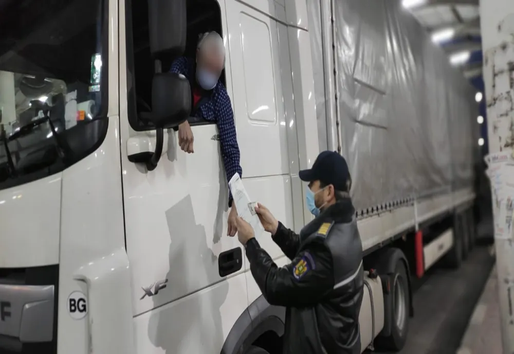 Percheziţii de amploare în şase judeţe la o grupare specializată în contrabandă cu ţigări şi trafic internaţional de droguri