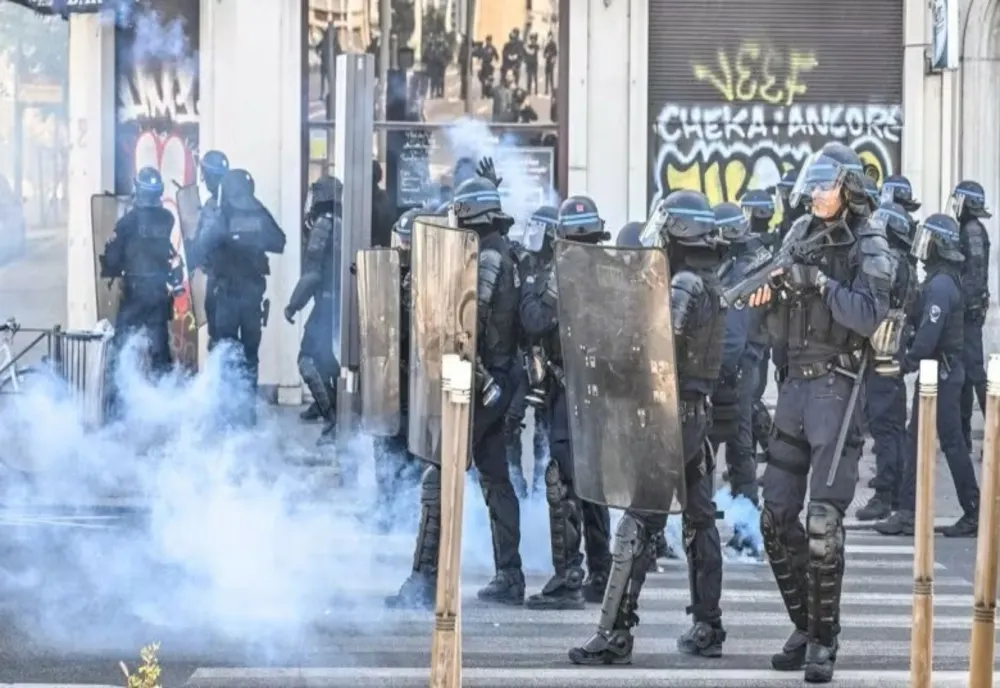 Proteste violente în Franța: peste 150.000 de oameni vor salarii mai mari și cer demisia Guvernului