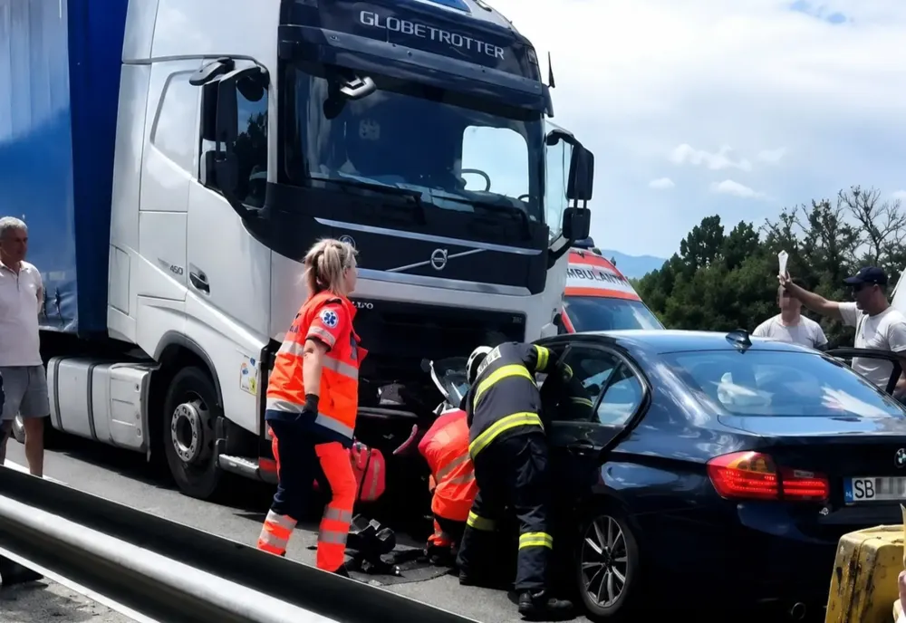 Trafic blocat pe DN 1. O persoană este resuscitată, după ce o mașină s-a ciocnit frontal cu un TIR