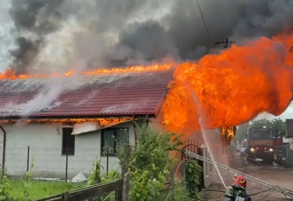Incendiu de violent în județul Buzău. Pompierii din două județe încearcă să stingă flăcările care au cuprins două case -VIDEO