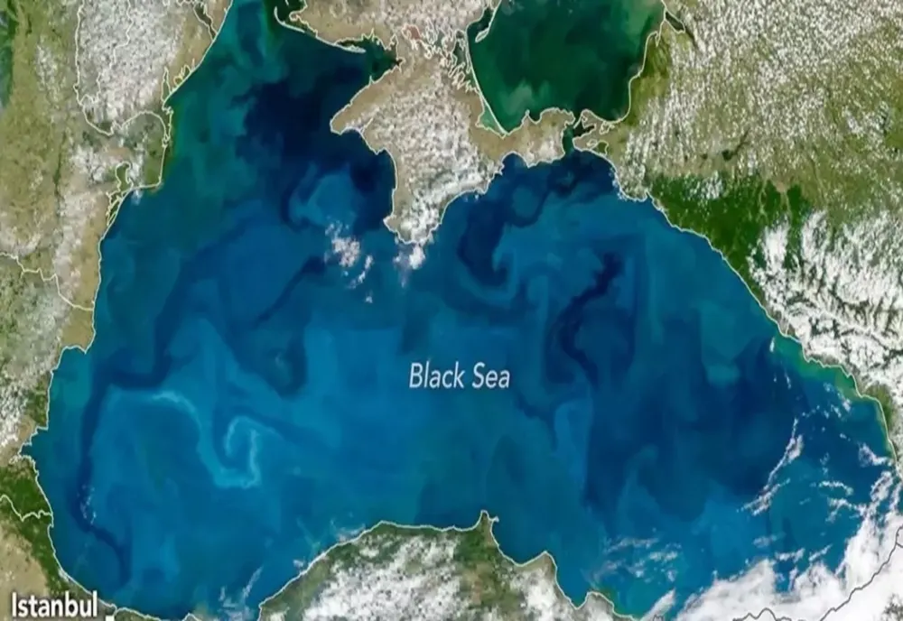 Marea Neagră a devenit turcoaz