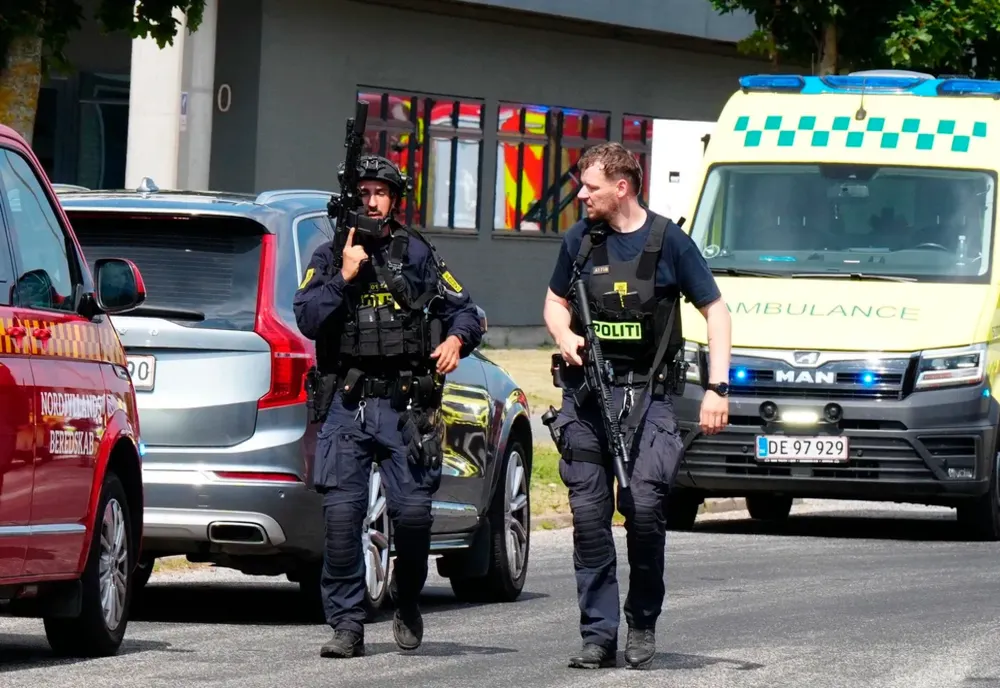 Focuri de armă pe stradă, în Danemarca. Un om a murit, un polițist a fost rănit, iar atacatorul este în stare gravă