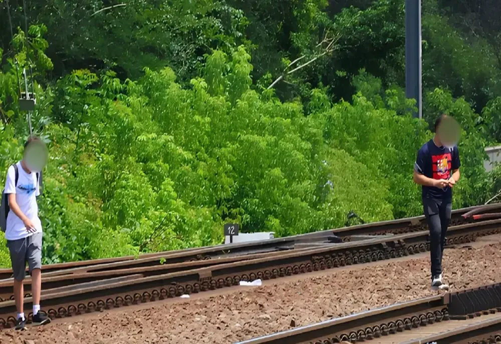 Doi adolescenți, surprinși pe șine în stația CF Băneasa. CFR avertizează că trenurile circulă cu până la 160 km/h