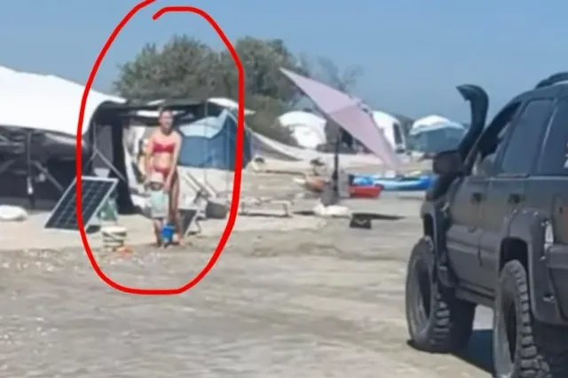 Trei mașini au „defilat” pe plaja sălbatică Vadu, printre copii și prosoape