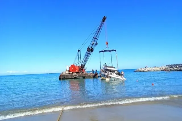 Iahtul unui român a eșuat pe o plajă din Italia. Autoritățile au evitat un dezastru ecologic