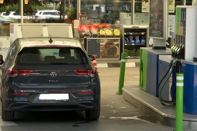 Acciza redusă, înghițită de scumpiri. Cât costă un plin acum și ce spun românii VIDEO