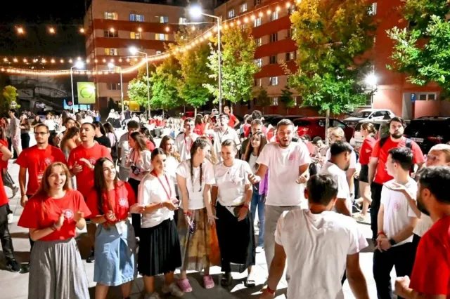 Mii de tineri ortodocși pornesc pe jos prin București într un marș impresionant. Ce le cere Poliția șoferilor