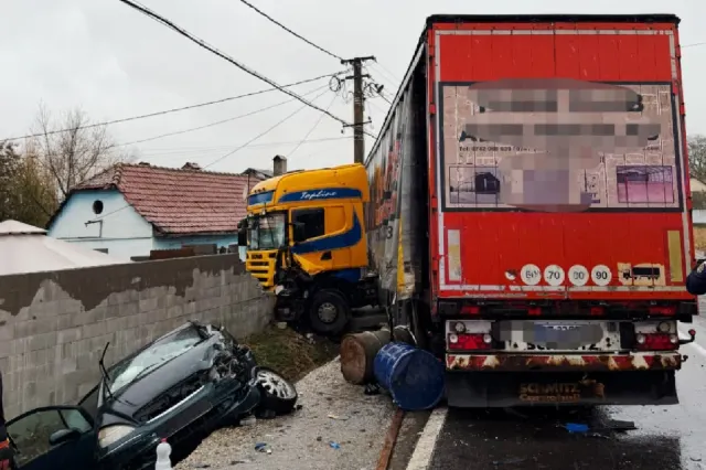 Accident grav pe DN 13, în Brașov! Un TIR a intrat pe contrasens și a lovit o mașină