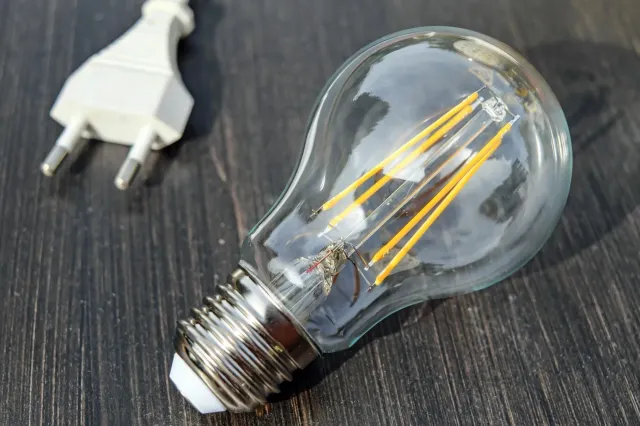 România, sub presiune înainte de iarnă: deficitul de electricitate pune presiune pe prețuri