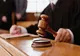 Mama gemenilor din Ploiești, decedaţi după ce au căzut de la etajul 10, decăzută din drepturile părintești. Femeia mai are un băiat