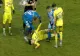 INCIDENT ȘOCANT LA MECIUL PETROLUL-UNIVERSITATEA CRAIOVA. FUNDAȘUL YOHAN ROCHE TRANSPORTAT DE URGENȚĂ LA SPITAL
