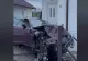 Momentul în care o mașină se izbește violent de o casă, chiar în dimineața de Crăciun VIDEO